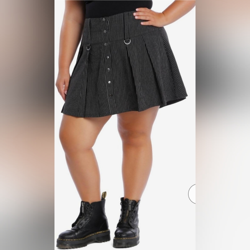 NWT Hot Topic Pinstripe D-Ring Pleated Skirt